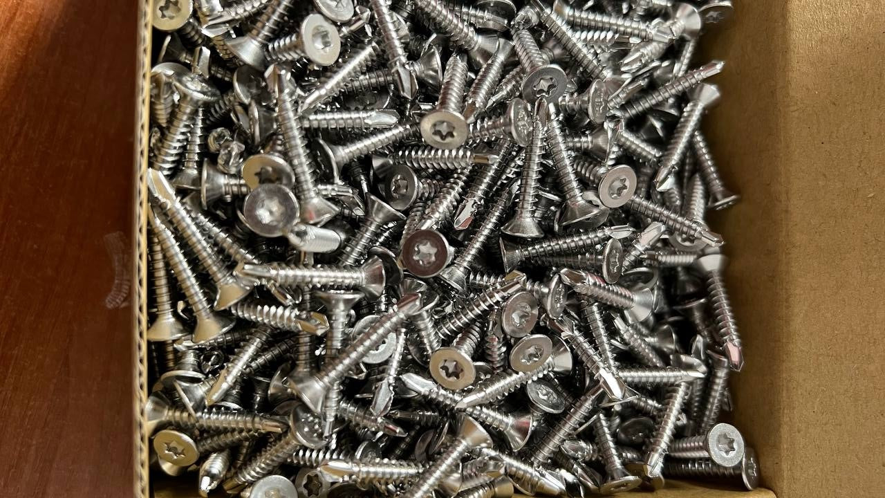 Wkręty nierdzewne do montażu prowadnic w profilach metalowych, malowane proszkowo, 10 szt.